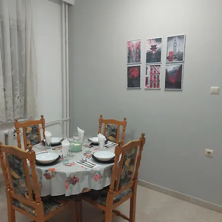 у дома *